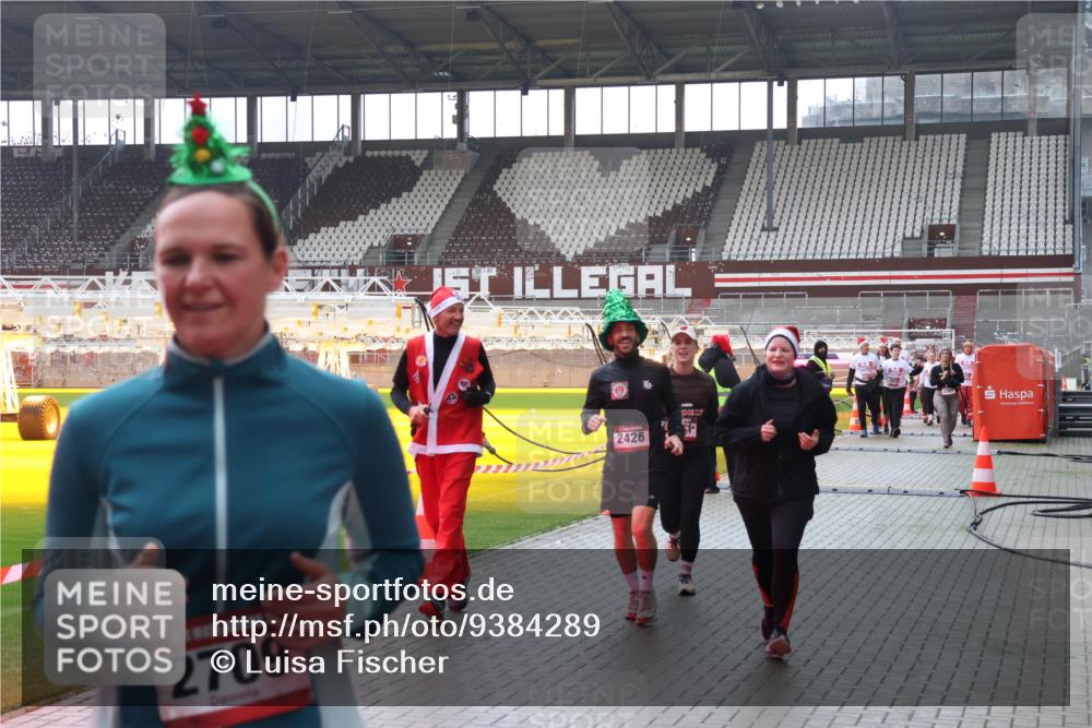 07.12.2025 - St. Pauli X-Mass-Run No. 15 Luisa Fischer http://msf.ph/oto/9384289 07.12.2025 11:29:18 Ziel 2709, 2426, 1897, 1917, 1919, 1920, 1921, 2038, 2189, 2190, 2383, 2426, 2427, 2431, 2495, 2707, 2709, 2774, 2808, 2845, 3234, 3235, 3236, 4641, 4818, 4832, 4837, 4838 meine-sportfotos.de