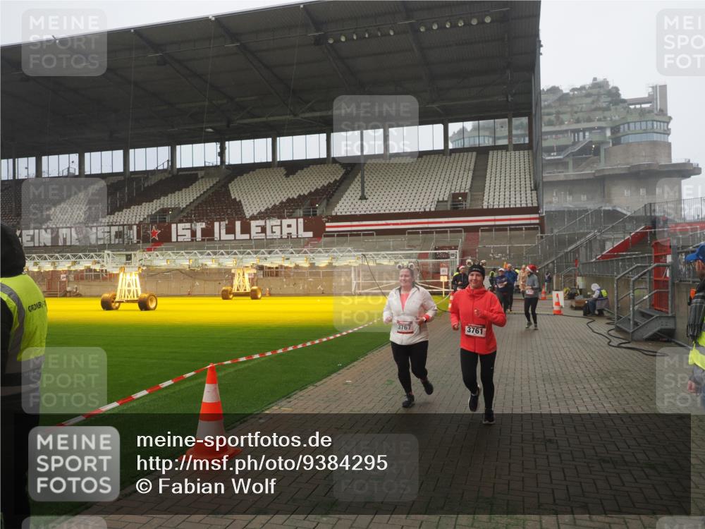 07.12.2025 - St. Pauli X-Mass-Run No. 15 Fabian Wolf http://msf.ph/oto/9384295 07.12.2025 10:11:52 Ziel 670, 1687, 1688, 2906, 2909, 3085, 3761, 3767, 3909, 3932, 3935 meine-sportfotos.de