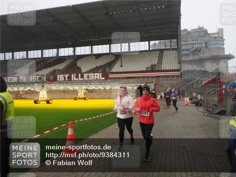 07.12.2025 - St. Pauli X-Mass-Run No. 15 Fabian Wolf http://msf.ph/oto/9384311 07.12.2025 10:11:52 Ziel 670, 1687, 1688, 2906, 2909, 3085, 3761, 3767, 3909, 3932, 3935 meine-sportfotos.de