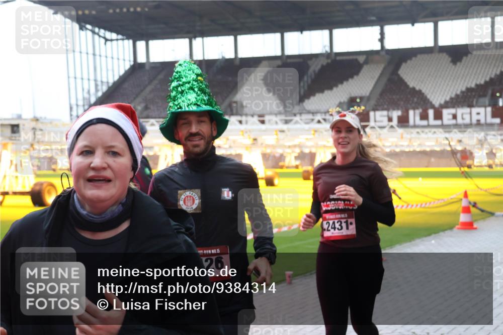 07.12.2025 - St. Pauli X-Mass-Run No. 15 Luisa Fischer http://msf.ph/oto/9384314 07.12.2025 11:29:21 Ziel 1910, 1, 15, 26, 2431, 861, 1897, 1917, 1919, 1920, 1921, 2038, 2189, 2190, 2383, 2426, 2427, 2431, 2495, 2676, 2707, 2709, 2774, 3234, 3235, 3236, 4641, 4818, 4832, 4837, 4838 meine-sportfotos.de
