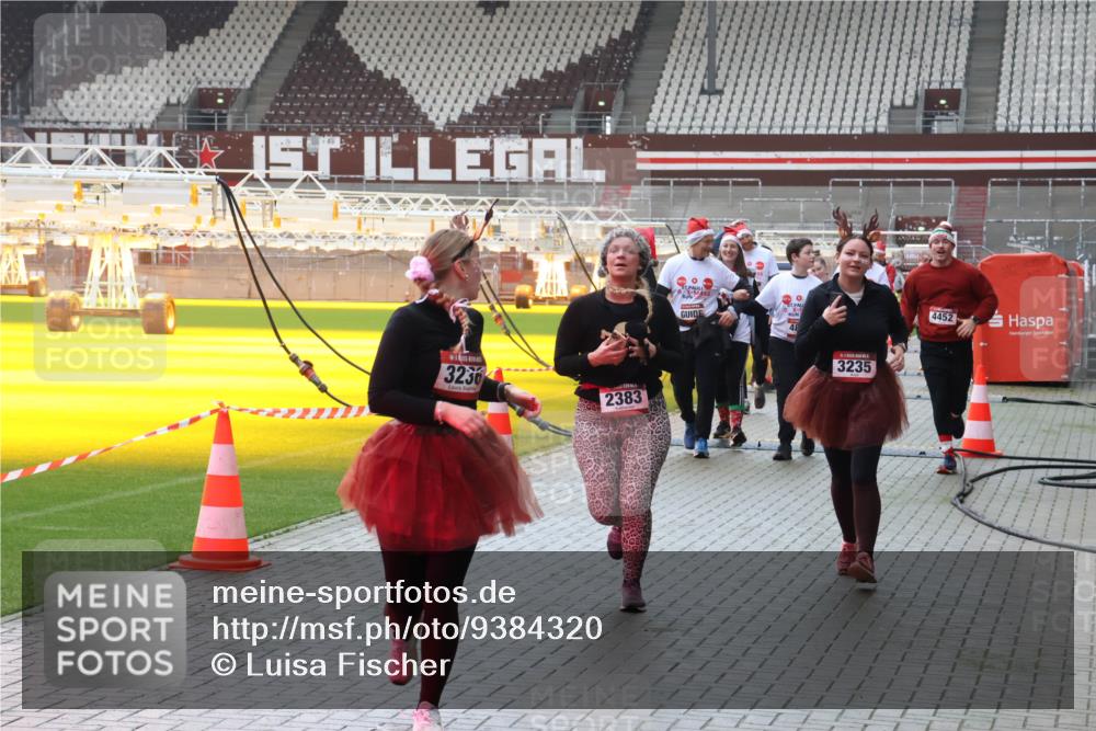 07.12.2025 - St. Pauli X-Mass-Run No. 15 Luisa Fischer http://msf.ph/oto/9384320 07.12.2025 11:29:32 Ziel 3236, 2383, 3235, 4452, 861, 2038, 2189, 2190, 2213, 2285, 2383, 2500, 2522, 2676, 2707, 2709, 3234, 3235, 3236, 4392, 4432, 4452, 4818, 4837, 4838 meine-sportfotos.de