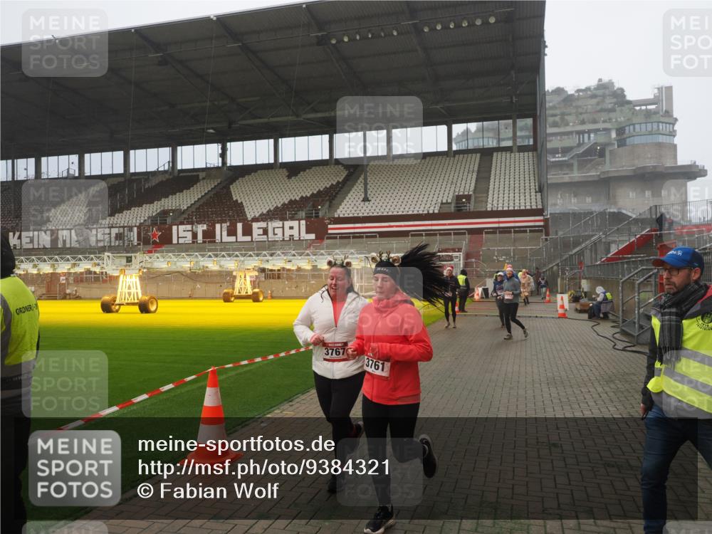07.12.2025 - St. Pauli X-Mass-Run No. 15 Fabian Wolf http://msf.ph/oto/9384321 07.12.2025 10:11:53 Ziel 670, 756, 1687, 1688, 2906, 3761, 3767, 3909, 3932, 3935 meine-sportfotos.de
