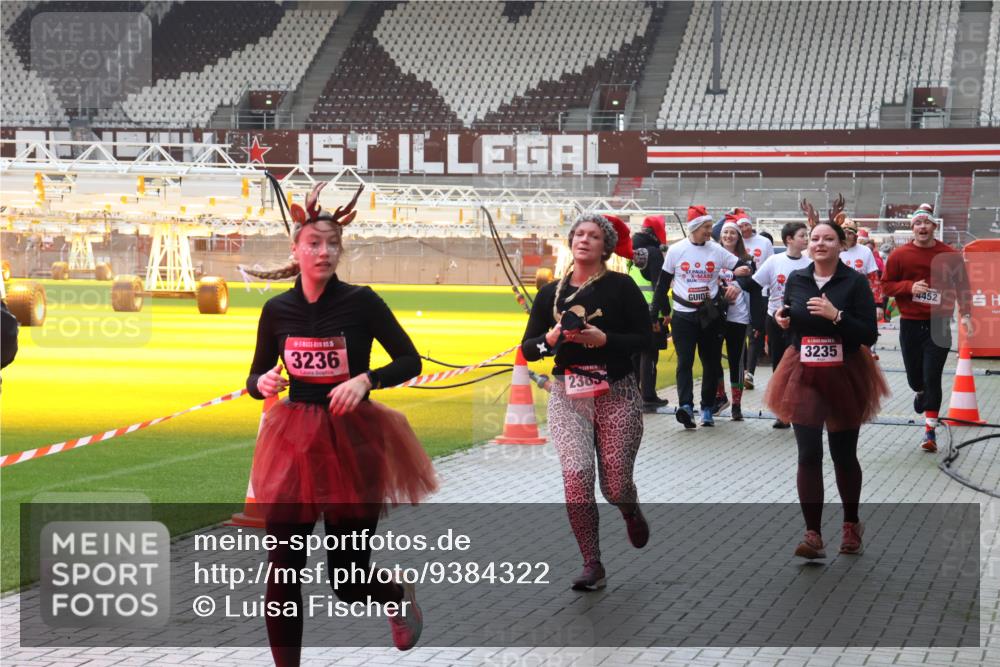 07.12.2025 - St. Pauli X-Mass-Run No. 15 Luisa Fischer http://msf.ph/oto/9384322 07.12.2025 11:29:32 Ziel 15, 3236, 3235, 4452, 861, 2038, 2189, 2190, 2213, 2285, 2383, 2500, 2522, 2676, 2707, 2709, 3234, 3235, 3236, 4392, 4432, 4452, 4818, 4837, 4838 meine-sportfotos.de