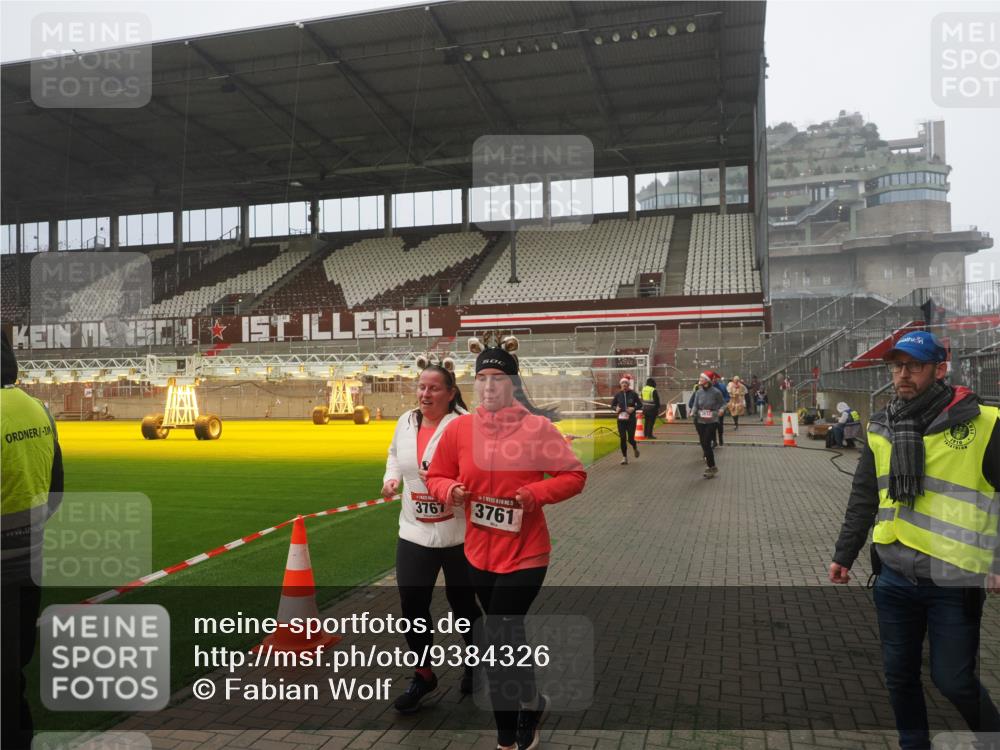 07.12.2025 - St. Pauli X-Mass-Run No. 15 Fabian Wolf http://msf.ph/oto/9384326 07.12.2025 10:11:53 Ziel 670, 756, 1687, 1688, 2906, 3761, 3767, 3909, 3932, 3935 meine-sportfotos.de