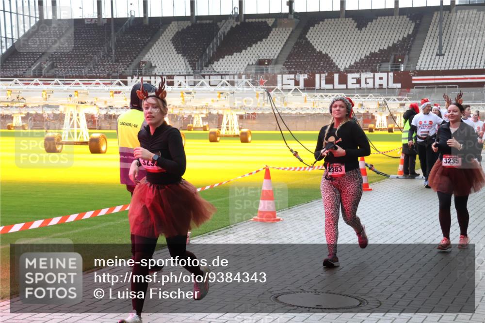 07.12.2025 - St. Pauli X-Mass-Run No. 15 Luisa Fischer http://msf.ph/oto/9384343 07.12.2025 11:29:33 Ziel 325, 383, 3235, 861, 2038, 2189, 2190, 2213, 2285, 2383, 2500, 2522, 2676, 2701, 2702, 2707, 2709, 3234, 3235, 3236, 4392, 4432, 4452, 4818, 4837, 4838 meine-sportfotos.de