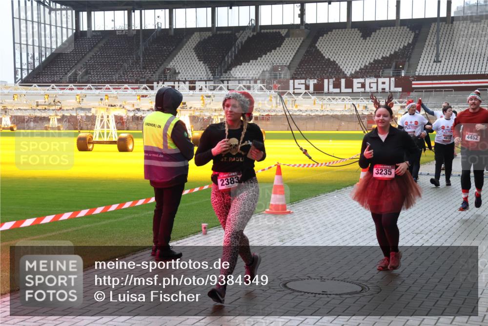 07.12.2025 - St. Pauli X-Mass-Run No. 15 Luisa Fischer http://msf.ph/oto/9384349 07.12.2025 11:29:34 Ziel 3235, 2383, 4832, 4452, 861, 1759, 2038, 2189, 2190, 2213, 2285, 2383, 2500, 2522, 2676, 2701, 2702, 2707, 2709, 3234, 3235, 3236, 4392, 4432, 4452, 4818, 4837, 4838 meine-sportfotos.de