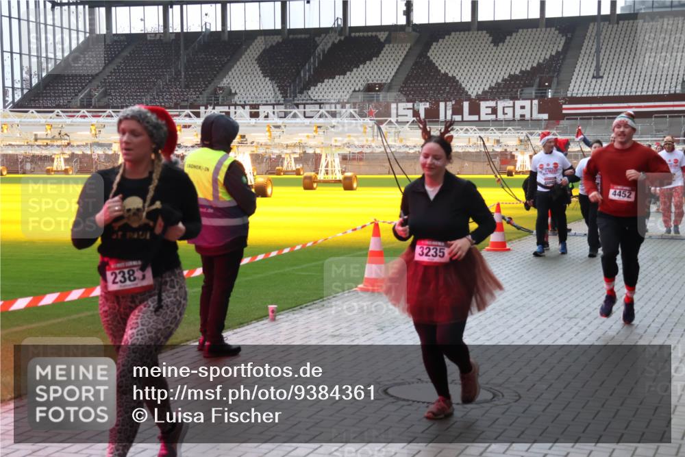 07.12.2025 - St. Pauli X-Mass-Run No. 15 Luisa Fischer http://msf.ph/oto/9384361 07.12.2025 11:29:35 Ziel 401, 2383, 3235, 4452, 861, 1759, 2038, 2189, 2190, 2213, 2285, 2383, 2500, 2522, 2676, 2701, 2702, 2707, 2709, 3234, 3235, 3236, 4392, 4432, 4452, 4818, 4837, 4838 meine-sportfotos.de