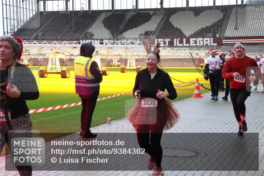 07.12.2025 - St. Pauli X-Mass-Run No. 15 Luisa Fischer http://msf.ph/oto/9384362 07.12.2025 11:29:35 Ziel 3235, 4452, 861, 1759, 2038, 2189, 2190, 2213, 2285, 2383, 2500, 2522, 2676, 2701, 2702, 2707, 2709, 3234, 3235, 3236, 4392, 4432, 4452, 4818, 4837, 4838 meine-sportfotos.de