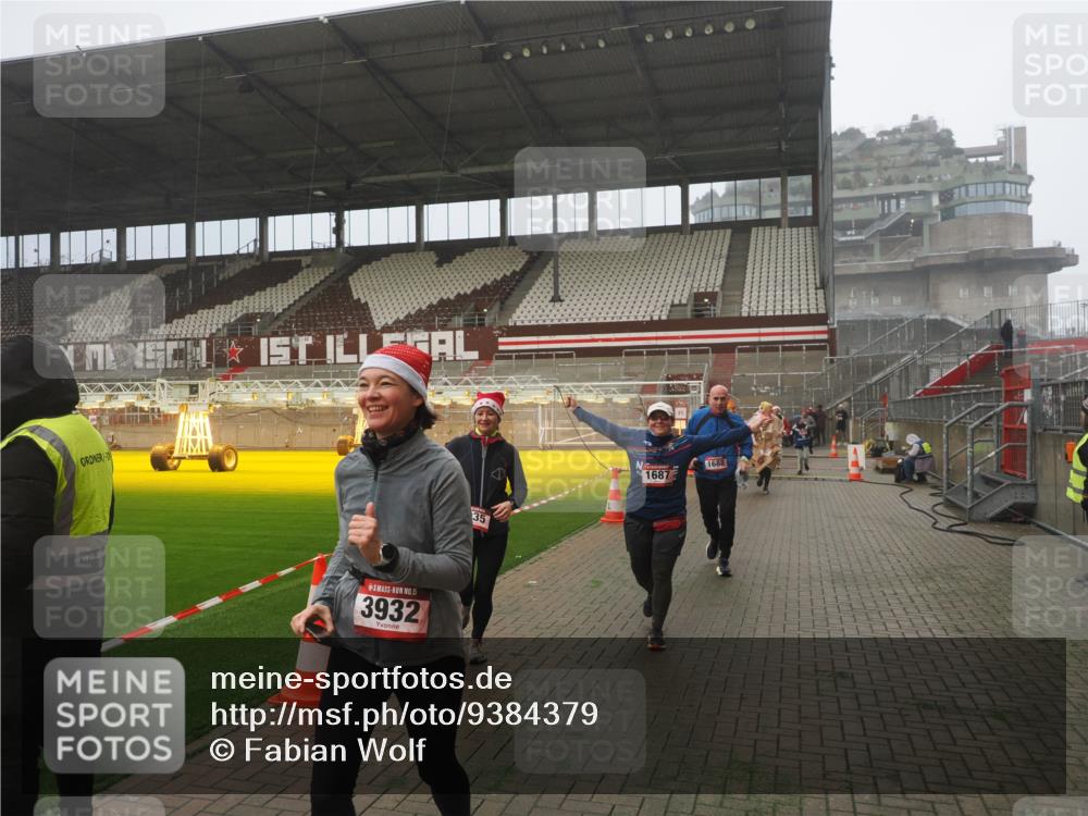 07.12.2025 - St. Pauli X-Mass-Run No. 15 Fabian Wolf http://msf.ph/oto/9384379 07.12.2025 10:11:58 Ziel 756, 1389, 1687, 1688, 1833, 2177, 2906, 3761, 3767, 3870, 3932, 3935 meine-sportfotos.de