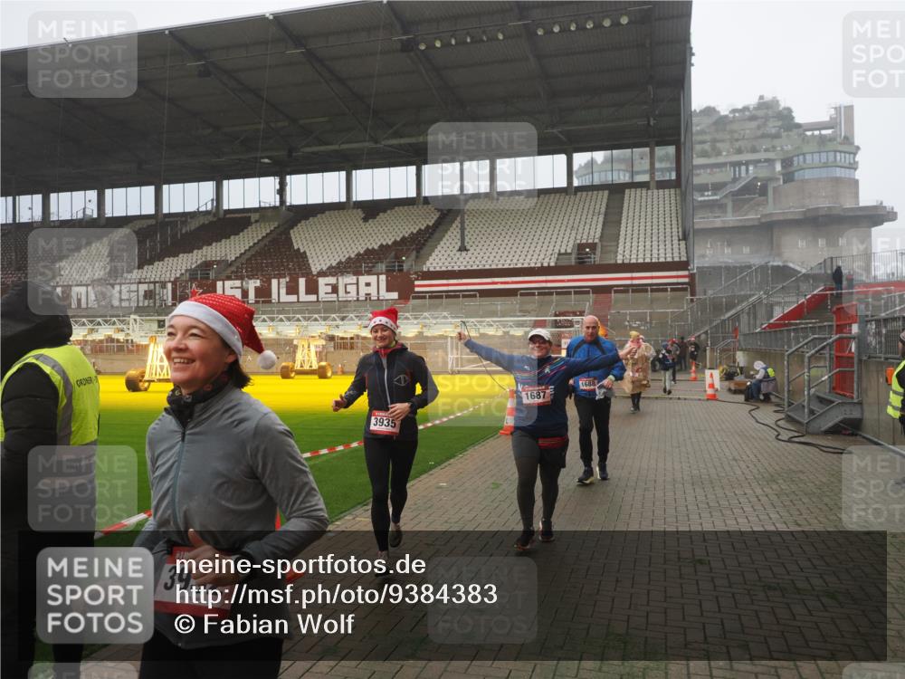 07.12.2025 - St. Pauli X-Mass-Run No. 15 Fabian Wolf http://msf.ph/oto/9384383 07.12.2025 10:11:58 Ziel 756, 1389, 1687, 1688, 1833, 2177, 2906, 3761, 3767, 3870, 3932, 3935 meine-sportfotos.de