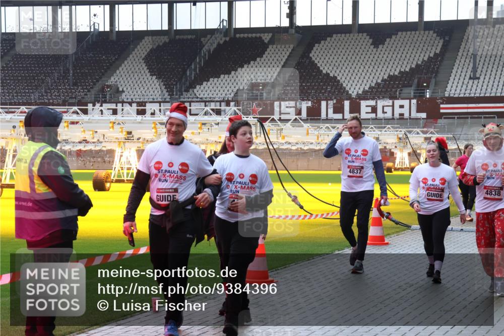 07.12.2025 - St. Pauli X-Mass-Run No. 15 Luisa Fischer http://msf.ph/oto/9384396 07.12.2025 11:29:42 Ziel 4837, 4838, 861, 1759, 2038, 2189, 2190, 2213, 2285, 2500, 2522, 2676, 2701, 2702, 2882, 3143, 3144, 3146, 3235, 3236, 4392, 4432, 4452 meine-sportfotos.de