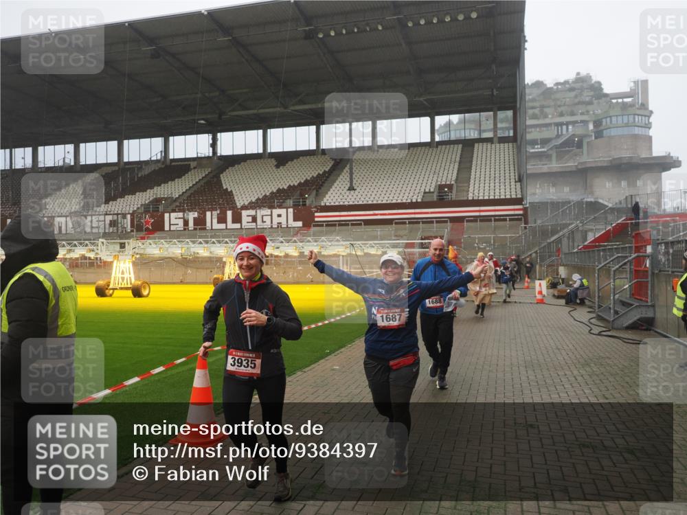 07.12.2025 - St. Pauli X-Mass-Run No. 15 Fabian Wolf http://msf.ph/oto/9384397 07.12.2025 10:11:58 Ziel 756, 1389, 1687, 1688, 1833, 2177, 2906, 3761, 3767, 3870, 3932, 3935 meine-sportfotos.de