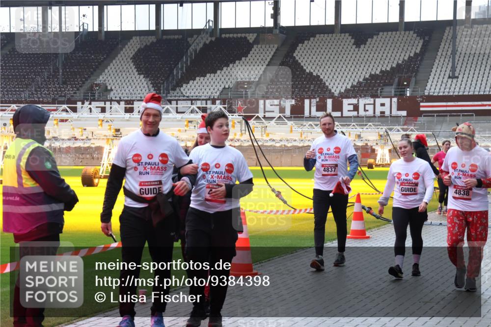 07.12.2025 - St. Pauli X-Mass-Run No. 15 Luisa Fischer http://msf.ph/oto/9384398 07.12.2025 11:29:42 Ziel 4837, 4838, 861, 1759, 2038, 2189, 2190, 2213, 2285, 2500, 2522, 2676, 2701, 2702, 2882, 3143, 3144, 3146, 3235, 3236, 4392, 4432, 4452 meine-sportfotos.de