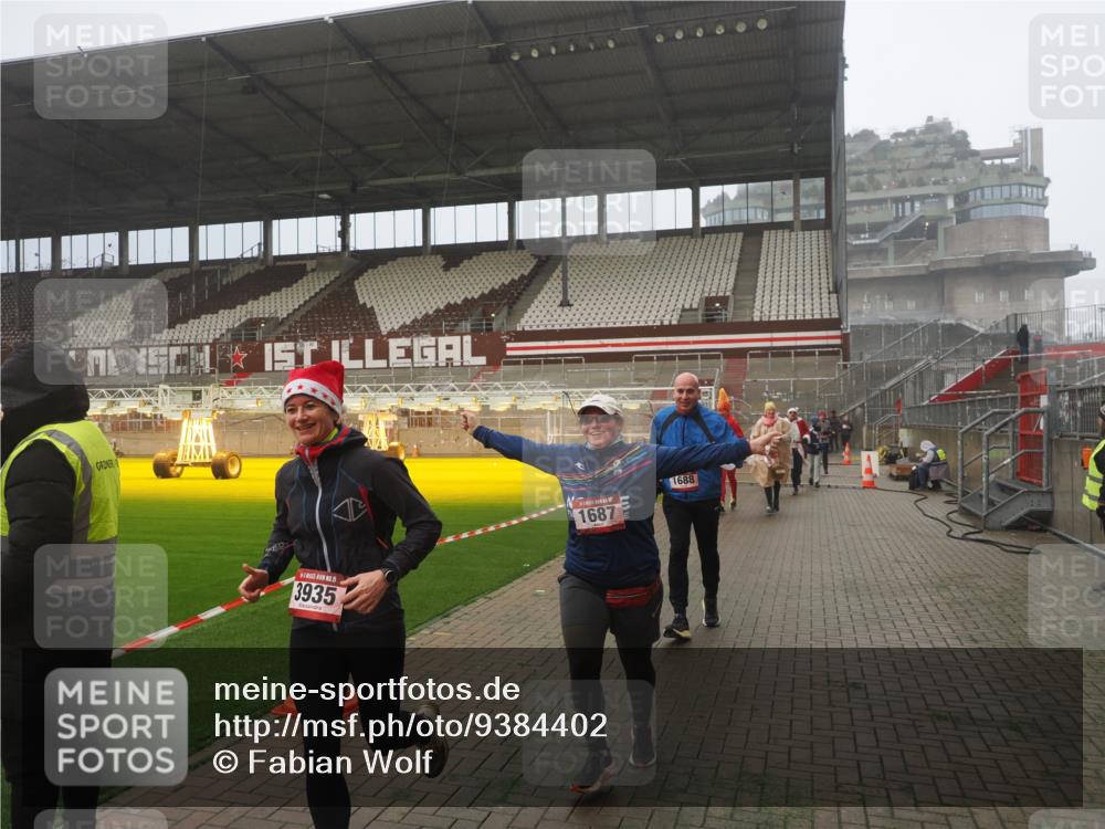 07.12.2025 - St. Pauli X-Mass-Run No. 15 Fabian Wolf http://msf.ph/oto/9384402 07.12.2025 10:11:59 Ziel 756, 1389, 1687, 1688, 1833, 2177, 2906, 3761, 3767, 3870, 3932, 3935, 4658 meine-sportfotos.de