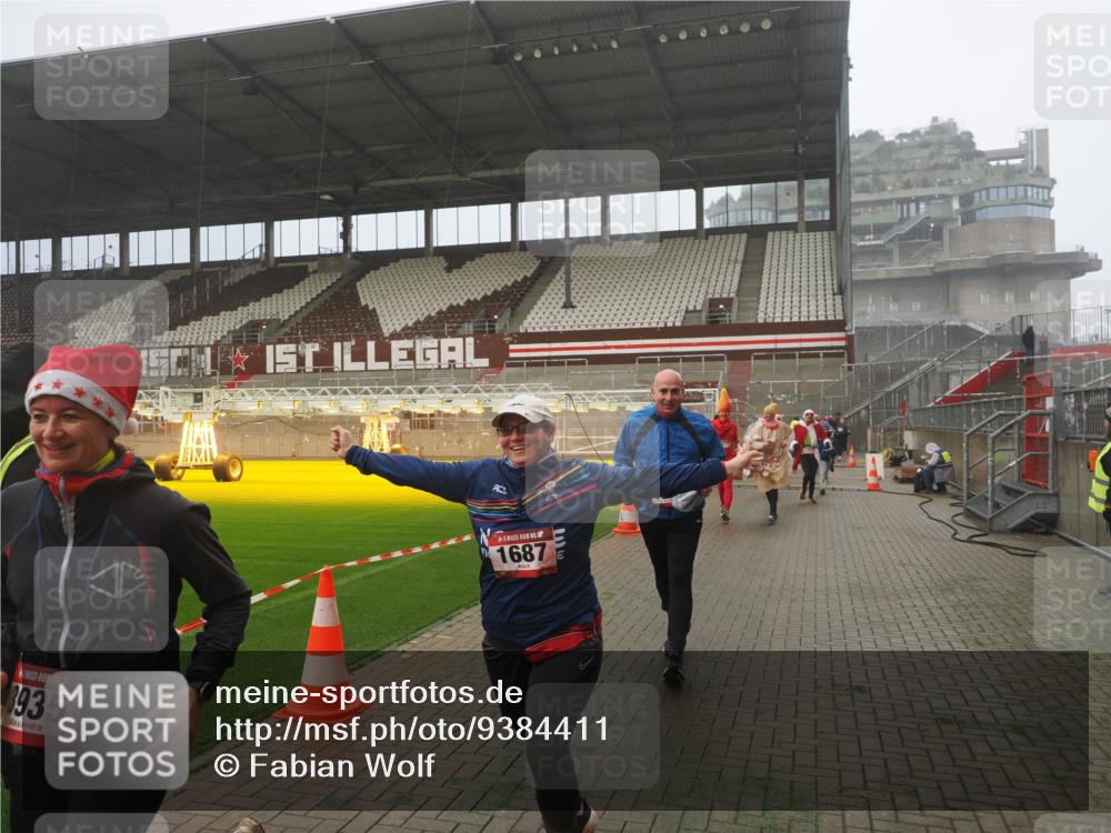 07.12.2025 - St. Pauli X-Mass-Run No. 15 Fabian Wolf http://msf.ph/oto/9384411 07.12.2025 10:11:59 Ziel 756, 1389, 1687, 1688, 1833, 2177, 2906, 3761, 3767, 3870, 3932, 3935, 4658 meine-sportfotos.de