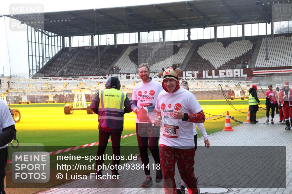 07.12.2025 - St. Pauli X-Mass-Run No. 15 Luisa Fischer http://msf.ph/oto/9384418 07.12.2025 11:29:47 Ziel 1, 15, 4838, 861, 1759, 2189, 2190, 2213, 2285, 2500, 2522, 2676, 2701, 2702, 2882, 3143, 3144, 3146, 3235, 3236, 4392, 4432, 4452 meine-sportfotos.de