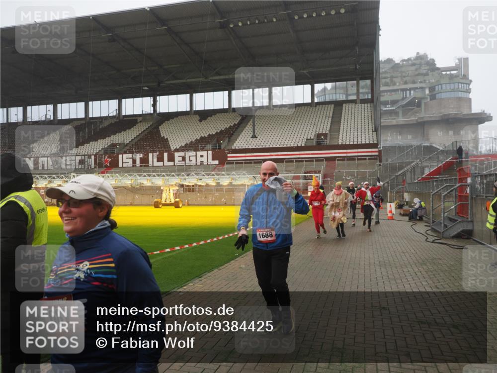 07.12.2025 - St. Pauli X-Mass-Run No. 15 Fabian Wolf http://msf.ph/oto/9384425 07.12.2025 10:12:00 Ziel 756, 1389, 1687, 1688, 1833, 2177, 2906, 3761, 3767, 3870, 3932, 3935, 4658 meine-sportfotos.de