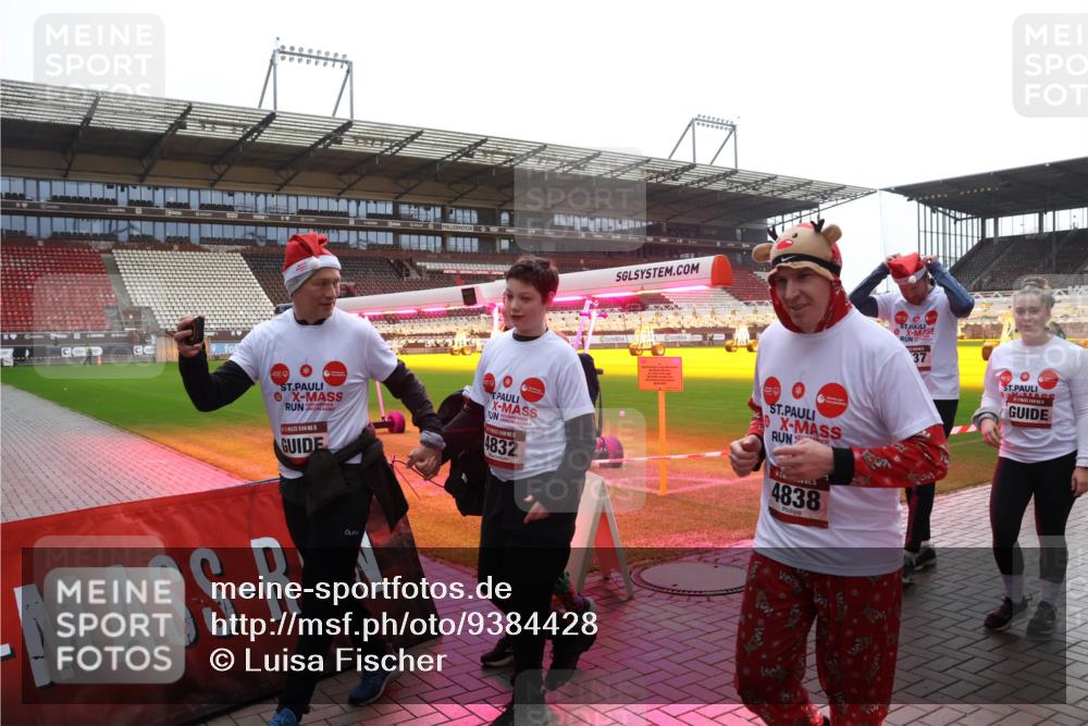 07.12.2025 - St. Pauli X-Mass-Run No. 15 Luisa Fischer http://msf.ph/oto/9384428 07.12.2025 11:29:49 Ziel 4832, 4838, 37, 859, 861, 1759, 1924, 2189, 2190, 2213, 2285, 2500, 2522, 2676, 2701, 2702, 2882, 3143, 3144, 3146, 3235, 3236, 4392, 4432, 4452 meine-sportfotos.de