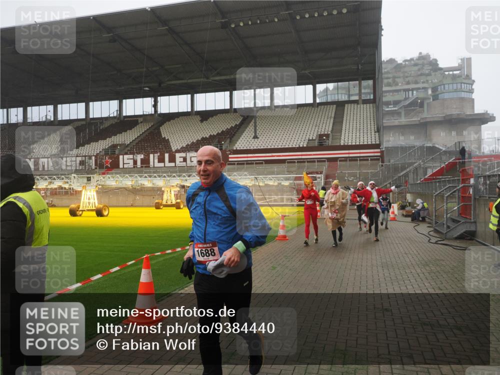 07.12.2025 - St. Pauli X-Mass-Run No. 15 Fabian Wolf http://msf.ph/oto/9384440 07.12.2025 10:12:00 Ziel 756, 1389, 1687, 1688, 1833, 2177, 2906, 3761, 3767, 3870, 3932, 3935, 4658 meine-sportfotos.de