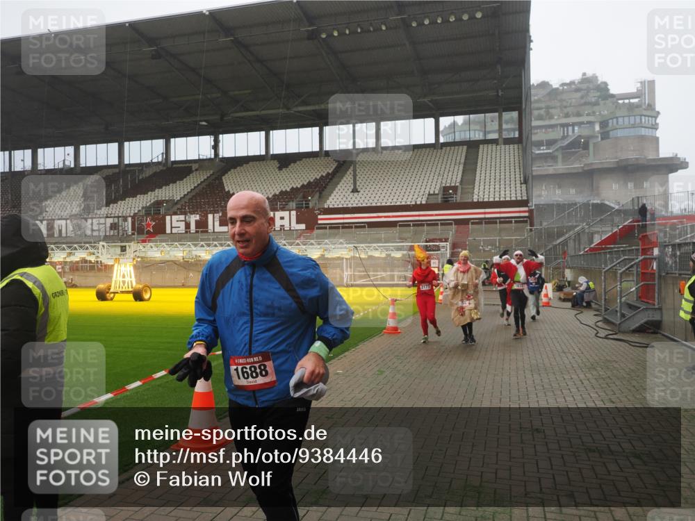 07.12.2025 - St. Pauli X-Mass-Run No. 15 Fabian Wolf http://msf.ph/oto/9384446 07.12.2025 10:12:00 Ziel 756, 1389, 1687, 1688, 1833, 2177, 2906, 3761, 3767, 3870, 3932, 3935, 4658 meine-sportfotos.de
