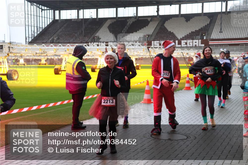 07.12.2025 - St. Pauli X-Mass-Run No. 15 Luisa Fischer http://msf.ph/oto/9384452 07.12.2025 11:29:55 Ziel 2213, 392, 4432, 859, 861, 882, 1759, 1922, 1924, 1925, 2213, 2285, 2500, 2522, 2676, 2701, 2702, 2838, 2840, 2882, 3143, 3144, 3146, 3235, 3236, 4392, 4432, 4452, 4651 meine-sportfotos.de