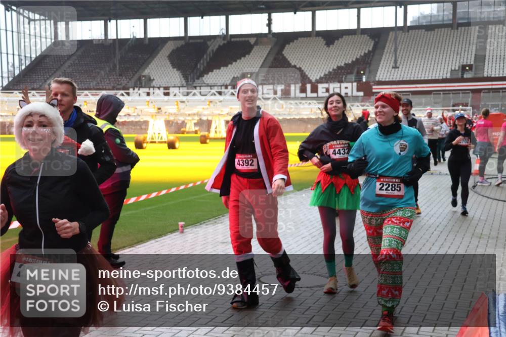 07.12.2025 - St. Pauli X-Mass-Run No. 15 Luisa Fischer http://msf.ph/oto/9384457 07.12.2025 11:29:56 Ziel 15, 2213, 4392, 4432, 2285, 702, 859, 861, 882, 1759, 1922, 1924, 1925, 2213, 2285, 2500, 2522, 2676, 2701, 2702, 2838, 2840, 2882, 3143, 3144, 3146, 3235, 3236, 4392, 4432, 4452, 4651 meine-sportfotos.de