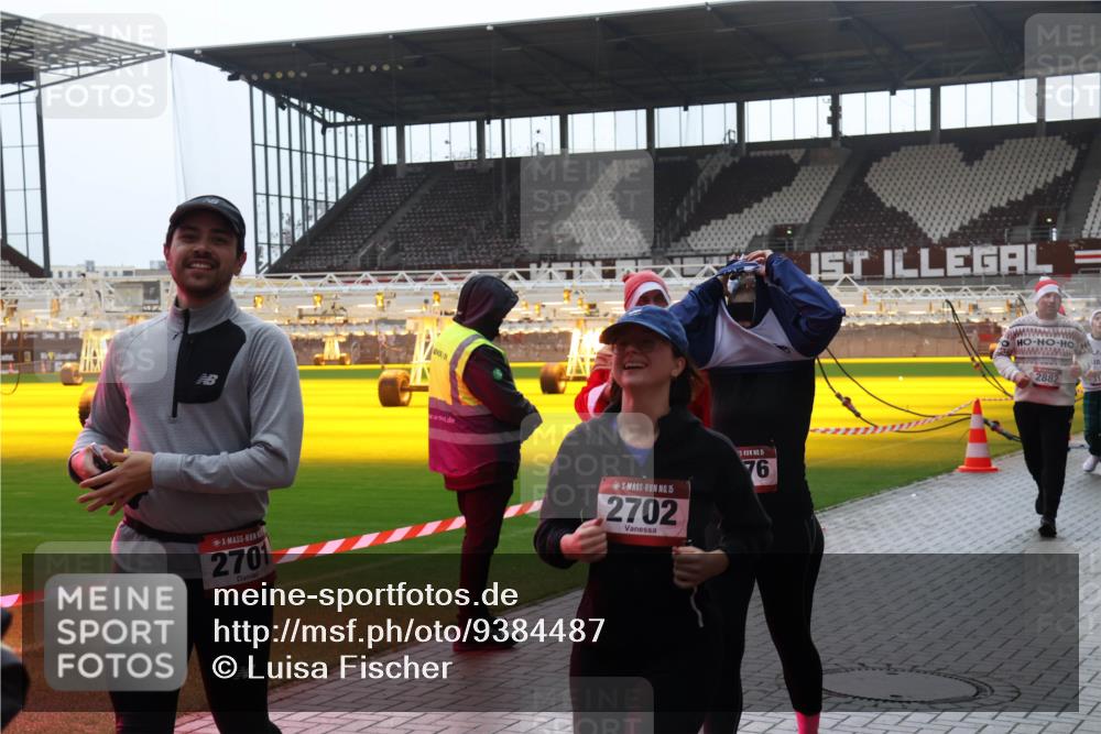 07.12.2025 - St. Pauli X-Mass-Run No. 15 Luisa Fischer http://msf.ph/oto/9384487 07.12.2025 11:30:00 Ziel 2701, 15, 2702, 15, 76, 2882, 31, 859, 861, 882, 1759, 1922, 1924, 1925, 2213, 2285, 2500, 2522, 2676, 2701, 2702, 2787, 2838, 2840, 2882, 3143, 3144, 3146, 3235, 3236, 4392, 4432, 4452, 4651, 4839 meine-sportfotos.de