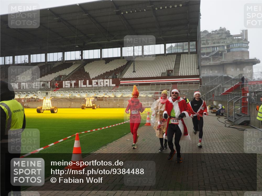 07.12.2025 - St. Pauli X-Mass-Run No. 15 Fabian Wolf http://msf.ph/oto/9384488 07.12.2025 10:12:02 Ziel 756, 1389, 1687, 1688, 1833, 2177, 2906, 3761, 3767, 3870, 3932, 3935, 4658 meine-sportfotos.de
