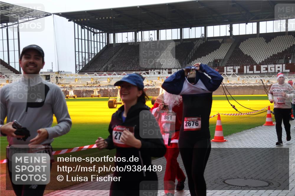 07.12.2025 - St. Pauli X-Mass-Run No. 15 Luisa Fischer http://msf.ph/oto/9384489 07.12.2025 11:30:01 Ziel 2701, 27, 861, 2676, 2882, 859, 861, 882, 1759, 1922, 1924, 1925, 2213, 2285, 2500, 2522, 2676, 2701, 2702, 2787, 2838, 2840, 2882, 3143, 3144, 3146, 3235, 3236, 4392, 4432, 4452, 4651, 4839 meine-sportfotos.de