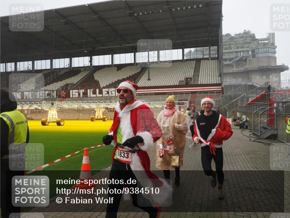 07.12.2025 - St. Pauli X-Mass-Run No. 15 Fabian Wolf http://msf.ph/oto/9384510 07.12.2025 10:12:03 Ziel 756, 1389, 1526, 1687, 1688, 1833, 2177, 2906, 3767, 3870, 3932, 3935, 4658 meine-sportfotos.de
