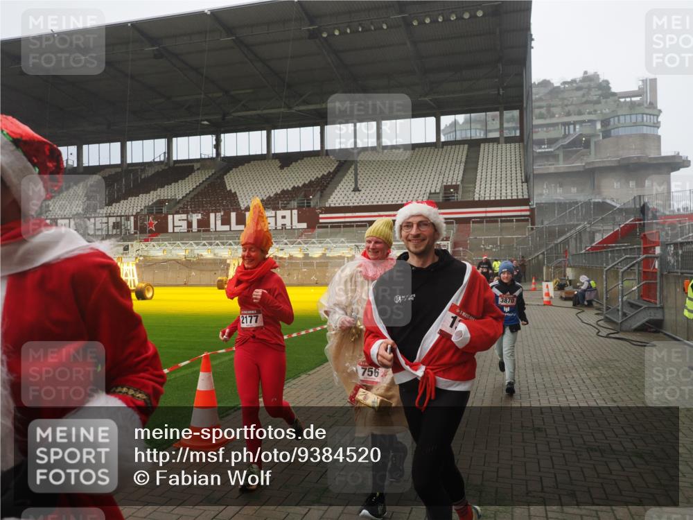 07.12.2025 - St. Pauli X-Mass-Run No. 15 Fabian Wolf http://msf.ph/oto/9384520 07.12.2025 10:12:04 Ziel 756, 1389, 1526, 1687, 1688, 1833, 2177, 2906, 3870, 3932, 3935, 4658 meine-sportfotos.de