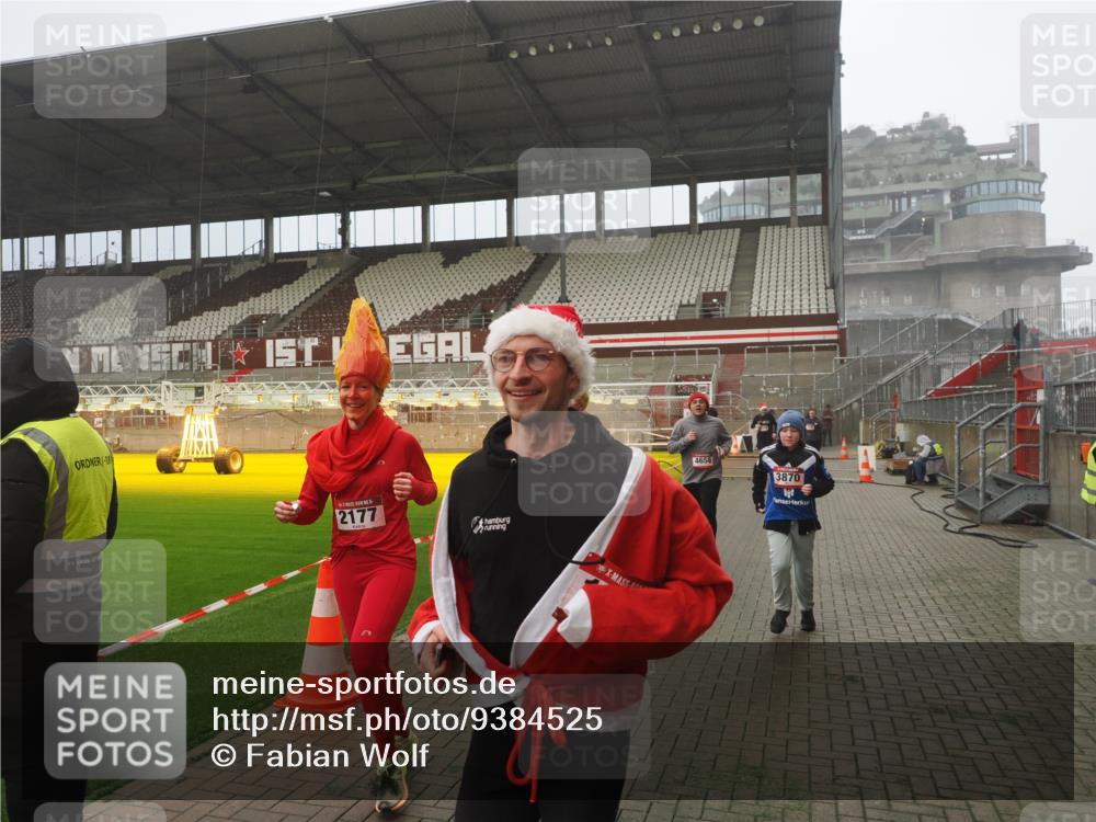 07.12.2025 - St. Pauli X-Mass-Run No. 15 Fabian Wolf http://msf.ph/oto/9384525 07.12.2025 10:12:04 Ziel 756, 1389, 1526, 1687, 1688, 1833, 2177, 2906, 3870, 3932, 3935, 4658 meine-sportfotos.de