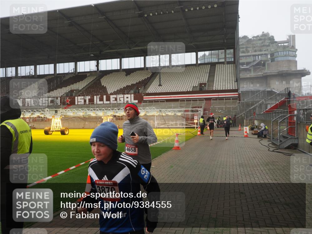07.12.2025 - St. Pauli X-Mass-Run No. 15 Fabian Wolf http://msf.ph/oto/9384555 07.12.2025 10:12:05 Ziel 756, 1389, 1526, 1687, 1688, 1833, 2177, 3870, 3932, 3935, 4658 meine-sportfotos.de