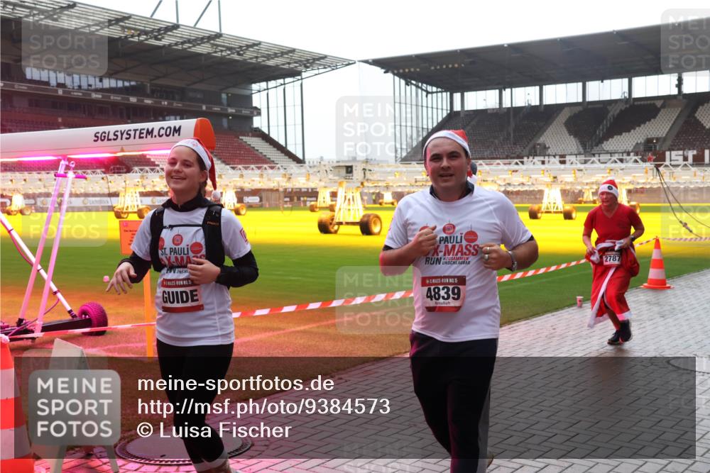 07.12.2025 - St. Pauli X-Mass-Run No. 15 Luisa Fischer http://msf.ph/oto/9384573 07.12.2025 11:30:28 Ziel 4, 15, 15, 4839, 2787, 859, 882, 1922, 1924, 1925, 1941, 2509, 2705, 2787, 2838, 2840, 2882, 3303, 4651, 4839 meine-sportfotos.de
