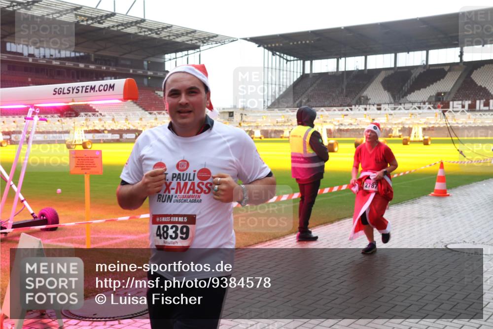 07.12.2025 - St. Pauli X-Mass-Run No. 15 Luisa Fischer http://msf.ph/oto/9384578 07.12.2025 11:30:28 Ziel 15, 4839, 2787, 859, 882, 1922, 1924, 1925, 1941, 2509, 2705, 2787, 2838, 2840, 2882, 3303, 4651, 4839 meine-sportfotos.de