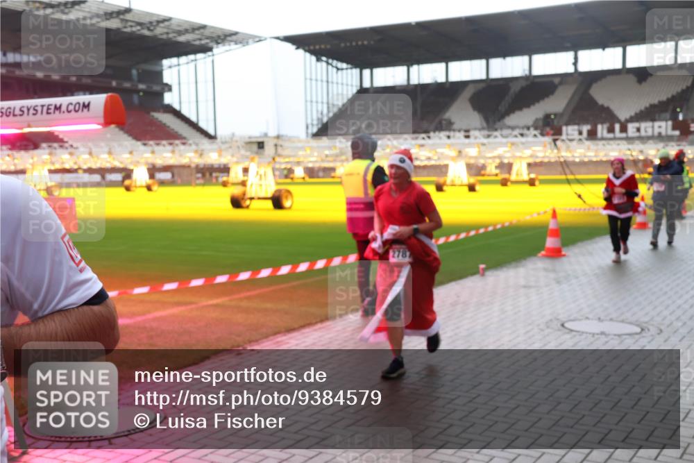 07.12.2025 - St. Pauli X-Mass-Run No. 15 Luisa Fischer http://msf.ph/oto/9384579 07.12.2025 11:30:29 Ziel 2787, 859, 882, 1922, 1924, 1925, 1941, 2509, 2705, 2787, 2838, 2840, 2876, 3303, 4651, 4839 meine-sportfotos.de