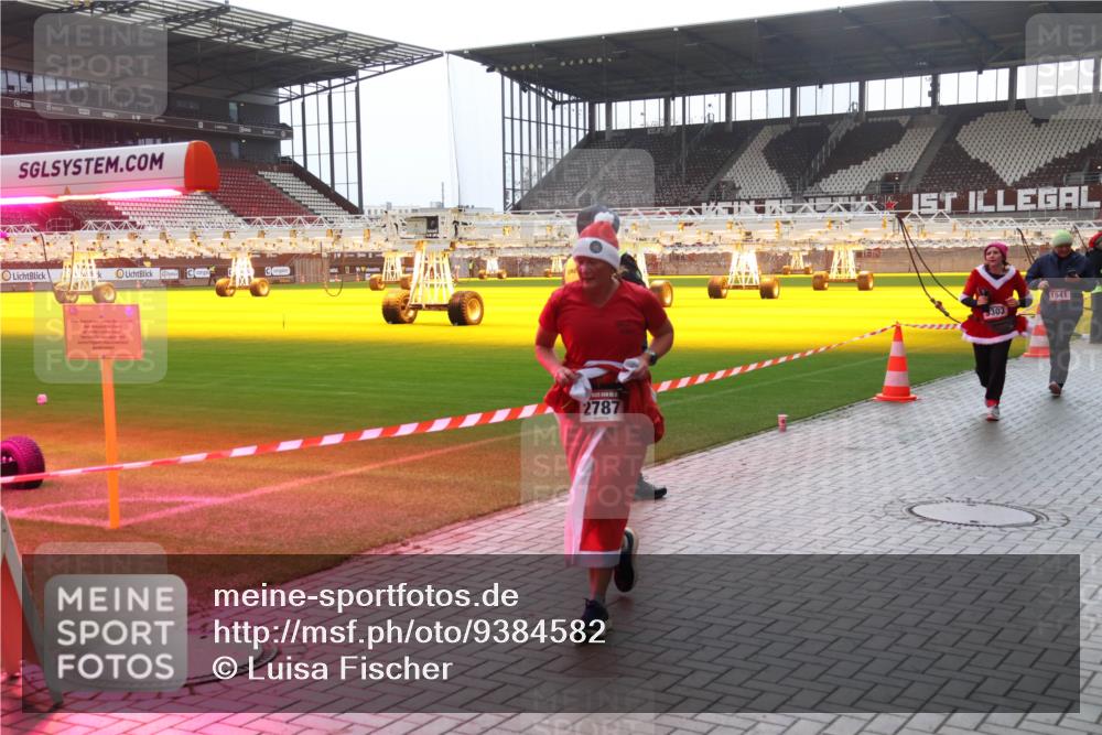 07.12.2025 - St. Pauli X-Mass-Run No. 15 Luisa Fischer http://msf.ph/oto/9384582 07.12.2025 11:30:29 Ziel 2787, 303, 1941, 859, 882, 1922, 1924, 1925, 1941, 2509, 2705, 2787, 2838, 2840, 2876, 3303, 4651, 4839 meine-sportfotos.de