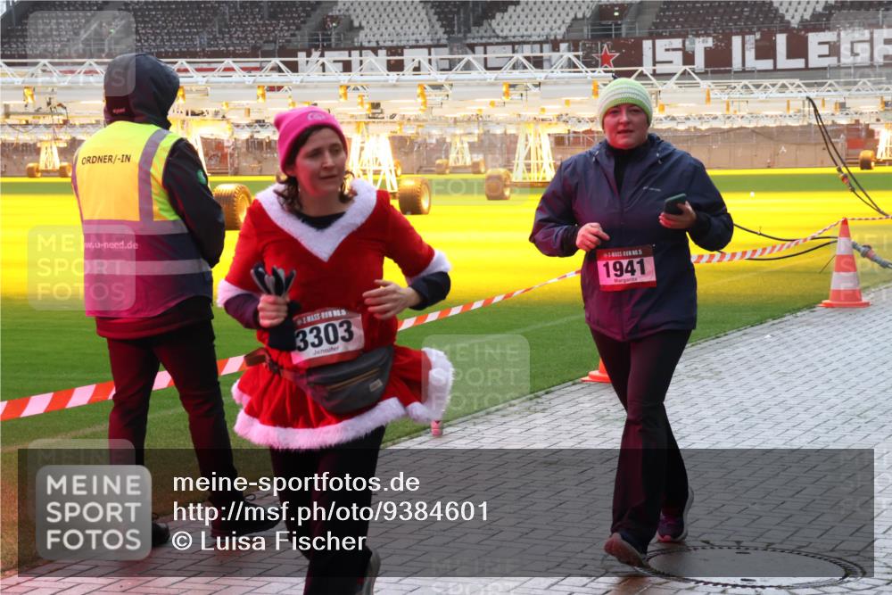 07.12.2025 - St. Pauli X-Mass-Run No. 15 Luisa Fischer http://msf.ph/oto/9384601 07.12.2025 11:30:32 Ziel 3303, 15, 1941, 859, 882, 1922, 1924, 1925, 1941, 2020, 2509, 2705, 2787, 2838, 2840, 2876, 3303, 4651, 4839 meine-sportfotos.de