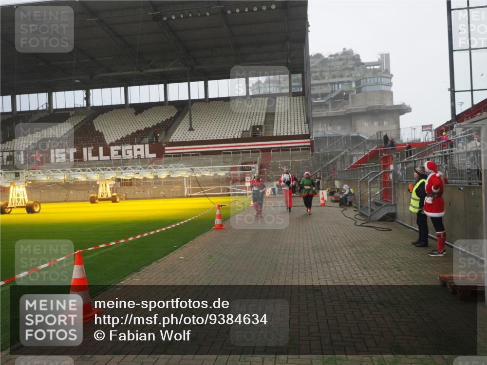 07.12.2025 - St. Pauli X-Mass-Run No. 15 Fabian Wolf http://msf.ph/oto/9384634 07.12.2025 10:12:22 Ziel 1070, 1072, 1074, 1077, 1526 meine-sportfotos.de
