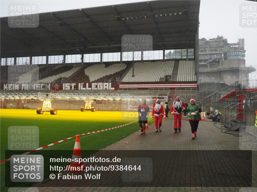 07.12.2025 - St. Pauli X-Mass-Run No. 15 Fabian Wolf http://msf.ph/oto/9384644 07.12.2025 10:12:26 Ziel 1070, 1072, 1074, 1077, 2758, 2760 meine-sportfotos.de