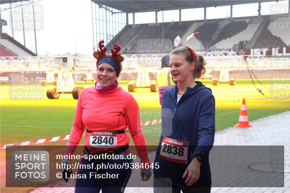 07.12.2025 - St. Pauli X-Mass-Run No. 15 Luisa Fischer http://msf.ph/oto/9384645 07.12.2025 11:30:40 Ziel 15, 2840, 15, 2838, 1, 1941, 2020, 2509, 2705, 2787, 2838, 2840, 2876, 3303, 4839 meine-sportfotos.de