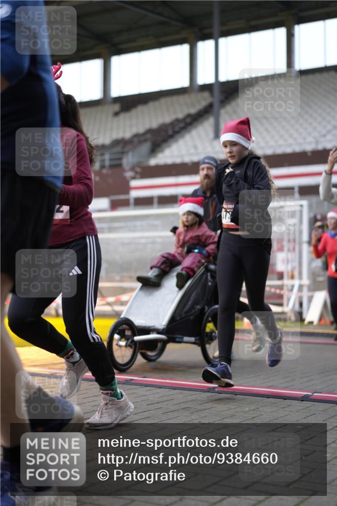 07.12.2025 - St. Pauli X-Mass-Run No. 15 Patografie http://msf.ph/oto/9384660 07.12.2025 10:28:00 Ziel 1507, 1717, 1742, 1745, 3412, 3727, 3729, 3730, 3879, 3881, 3883, 4064, 4065, 4132, 4133, 4159, 4160, 4189, 4344, 4350, 4376, 4380, 4453, 4454, 4527, 4538, 4700, 4704, 4708, 4710, 4875 meine-sportfotos.de