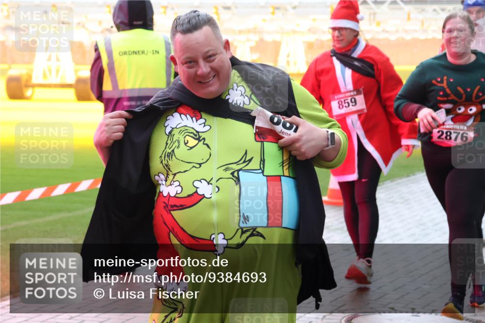 07.12.2025 - St. Pauli X-Mass-Run No. 15 Luisa Fischer http://msf.ph/oto/9384693 07.12.2025 11:31:05 Ziel 001, 859, 2876, 487, 539, 554, 579, 581, 848, 865, 870, 872, 1595, 2020, 2307, 2308, 2311, 2314, 2317, 2319, 2449, 2450, 2509, 2871, 2876, 3328 meine-sportfotos.de