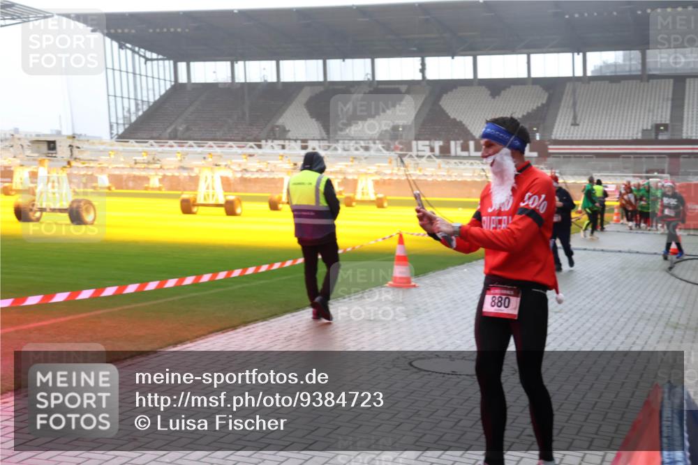 07.12.2025 - St. Pauli X-Mass-Run No. 15 Luisa Fischer http://msf.ph/oto/9384723 07.12.2025 11:31:11 Ziel 880, 203, 329, 487, 539, 554, 579, 581, 848, 865, 870, 872, 1595, 2020, 2307, 2308, 2311, 2314, 2317, 2319, 2449, 2450, 2509, 2871, 2876, 3328 meine-sportfotos.de