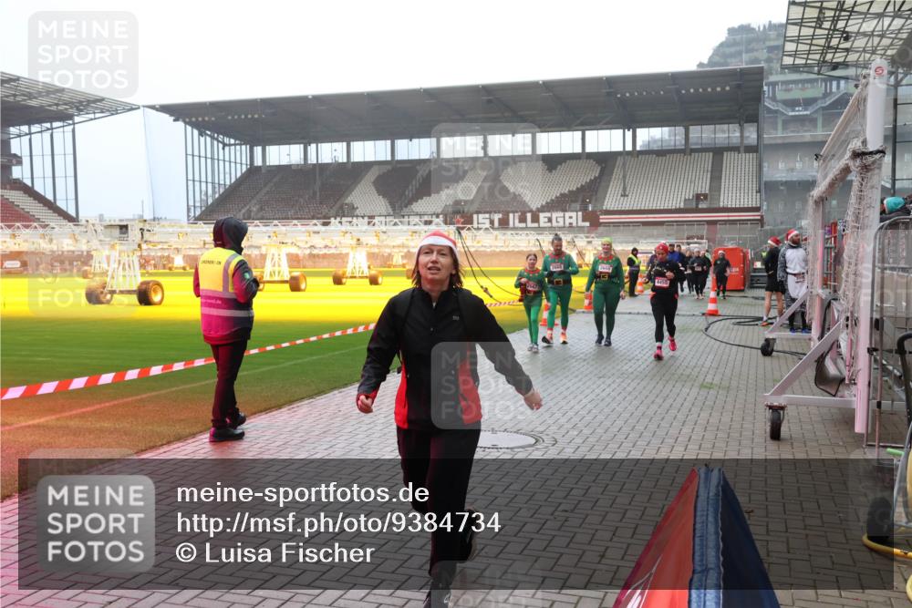 07.12.2025 - St. Pauli X-Mass-Run No. 15 Luisa Fischer http://msf.ph/oto/9384734 07.12.2025 10:16:04 Ziel 2667, 4455, 431, 436, 438, 1180, 1183, 1885, 2545, 2546, 2641, 2645, 2652, 2658, 2659, 2666, 2667, 2668, 2745, 3053, 3103, 4455, 4494, 4536 meine-sportfotos.de