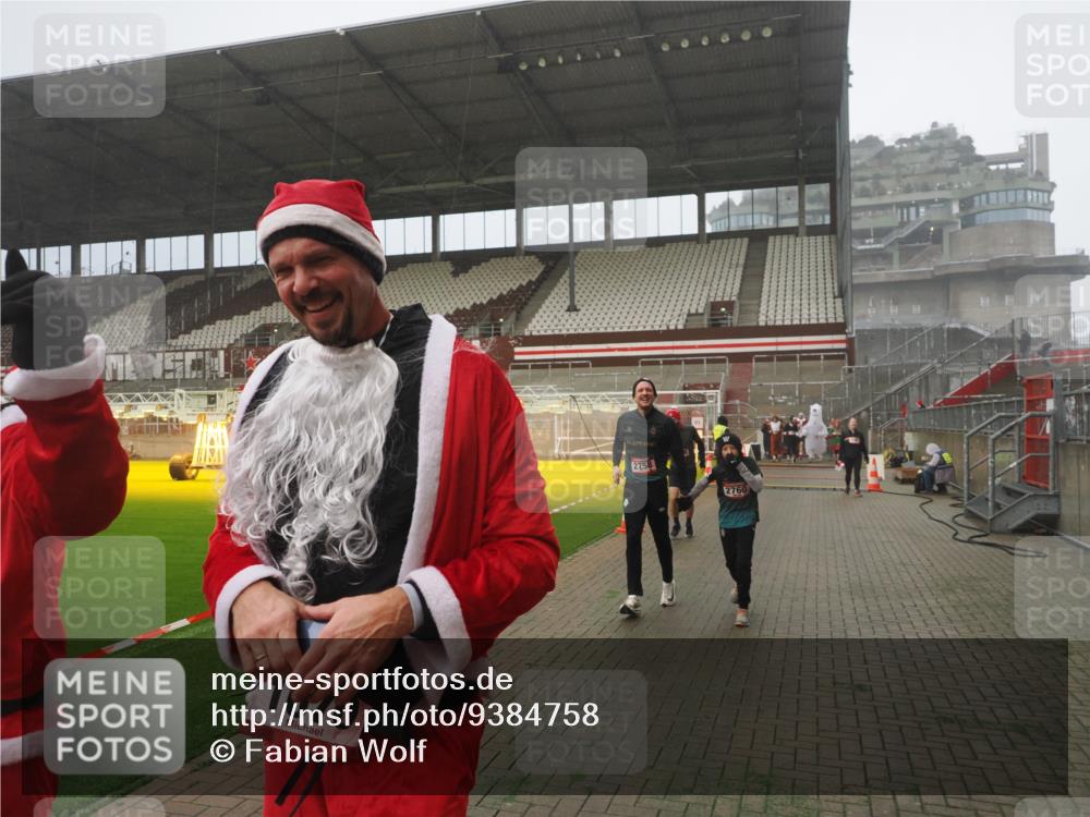 07.12.2025 - St. Pauli X-Mass-Run No. 15 Fabian Wolf http://msf.ph/oto/9384758 07.12.2025 10:12:33 Ziel 1070, 1072, 1074, 1077, 2758, 2760, 2770, 3585 meine-sportfotos.de