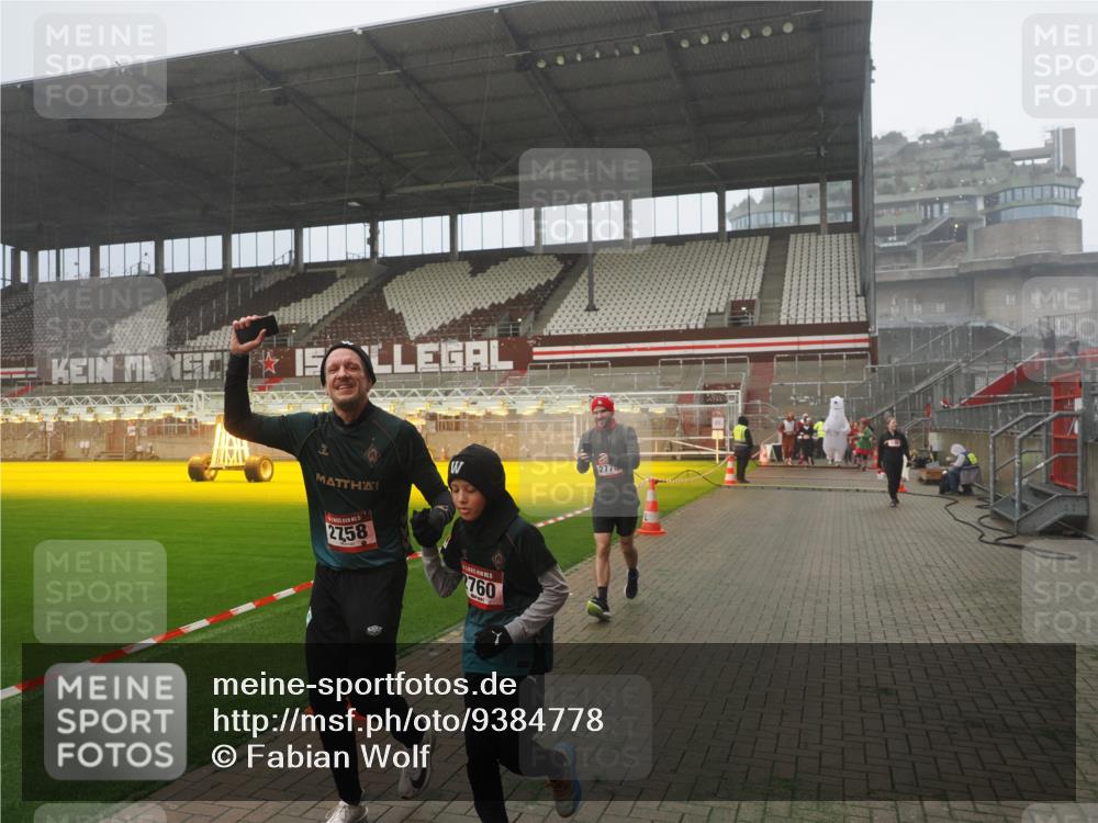 07.12.2025 - St. Pauli X-Mass-Run No. 15 Fabian Wolf http://msf.ph/oto/9384778 07.12.2025 10:12:34 Ziel 1070, 1072, 1074, 1077, 2758, 2760, 2770, 3585 meine-sportfotos.de