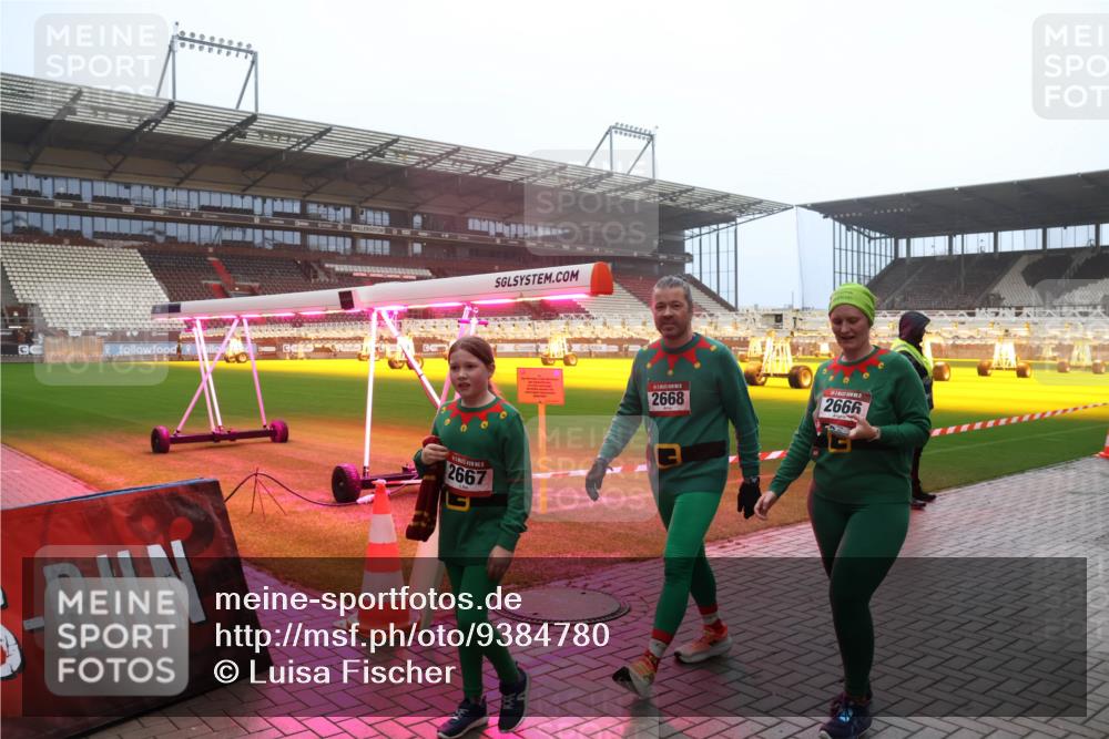 07.12.2025 - St. Pauli X-Mass-Run No. 15 Luisa Fischer http://msf.ph/oto/9384780 07.12.2025 10:16:13 Ziel 2667, 2668, 2666, 436, 1180, 1183, 1885, 2545, 2546, 2641, 2645, 2652, 2658, 2659, 2745, 3053, 3103, 4455, 4494, 4536 meine-sportfotos.de