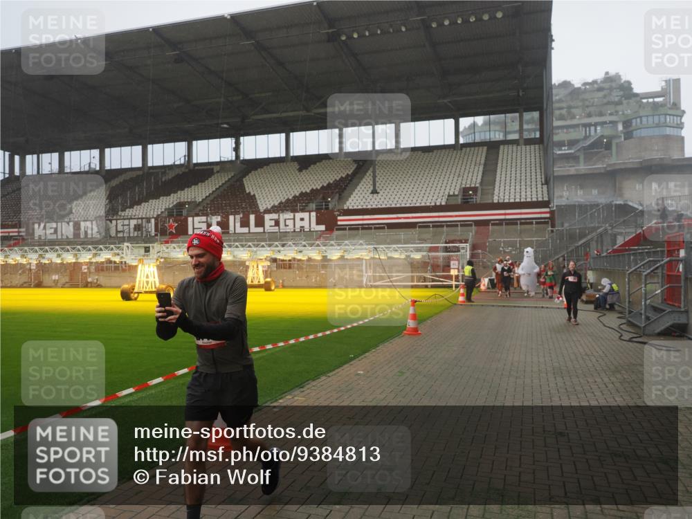 07.12.2025 - St. Pauli X-Mass-Run No. 15 Fabian Wolf http://msf.ph/oto/9384813 07.12.2025 10:12:36 Ziel 1070, 1072, 1074, 1077, 2758, 2760, 2770, 3428, 3514, 3585, 3799, 3834, 3836 meine-sportfotos.de