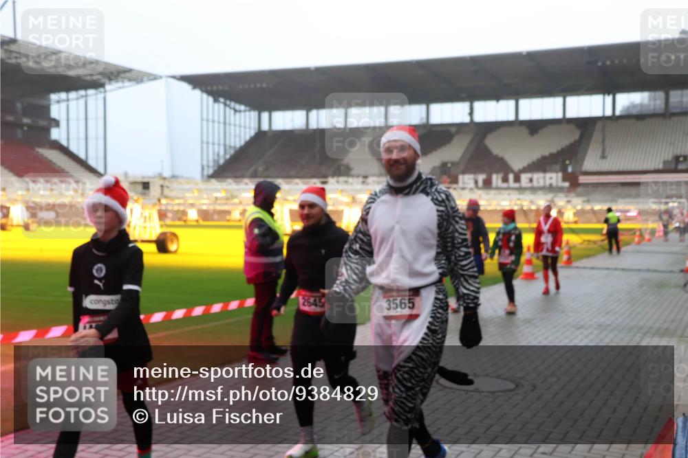 07.12.2025 - St. Pauli X-Mass-Run No. 15 Luisa Fischer http://msf.ph/oto/9384829 07.12.2025 10:16:19 Ziel 2645, 3565, 2545, 2546, 2641, 2645, 2652, 2658, 2659, 2745, 3053, 4455 meine-sportfotos.de